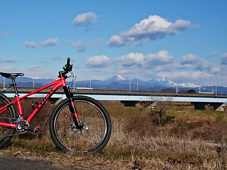 自転車と山