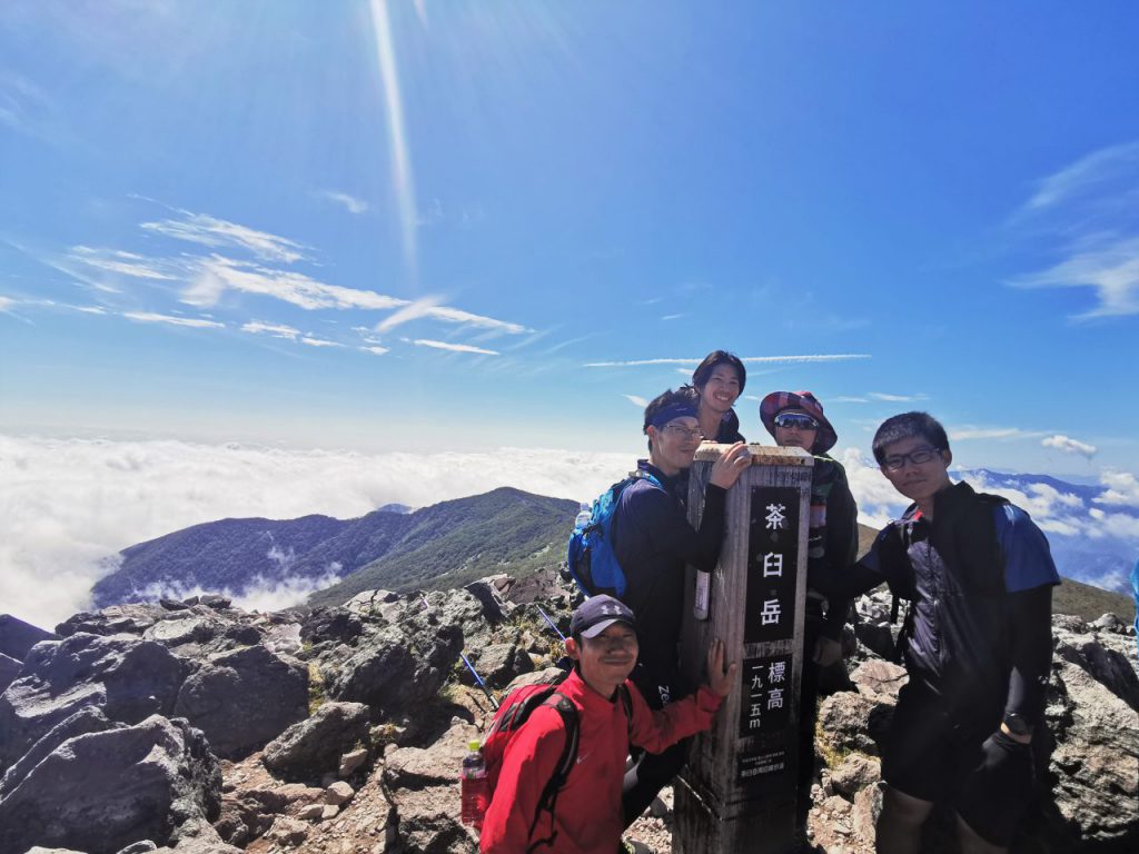 茶臼岳山頂で記念撮影