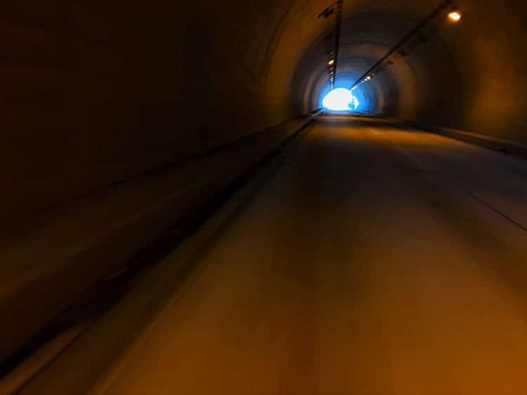 トンネルの先の光