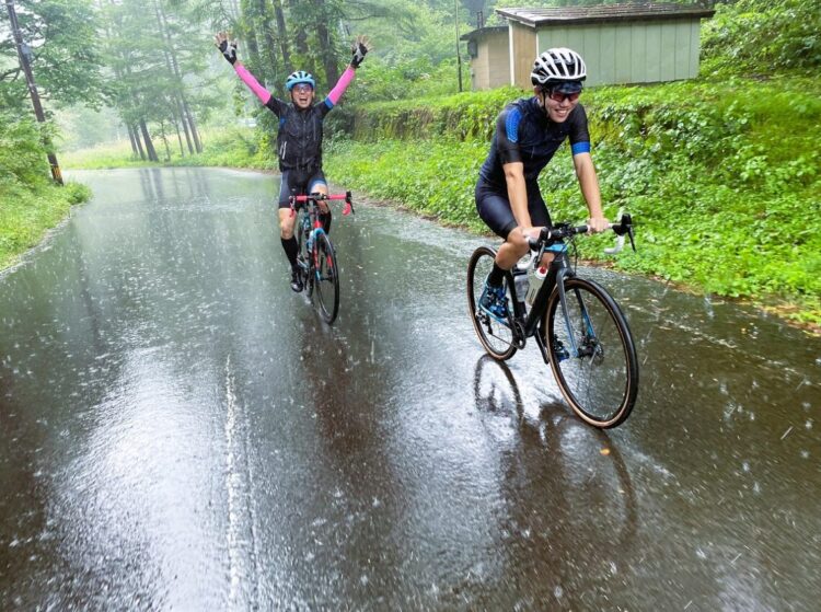 福島県の舗装路で大雨